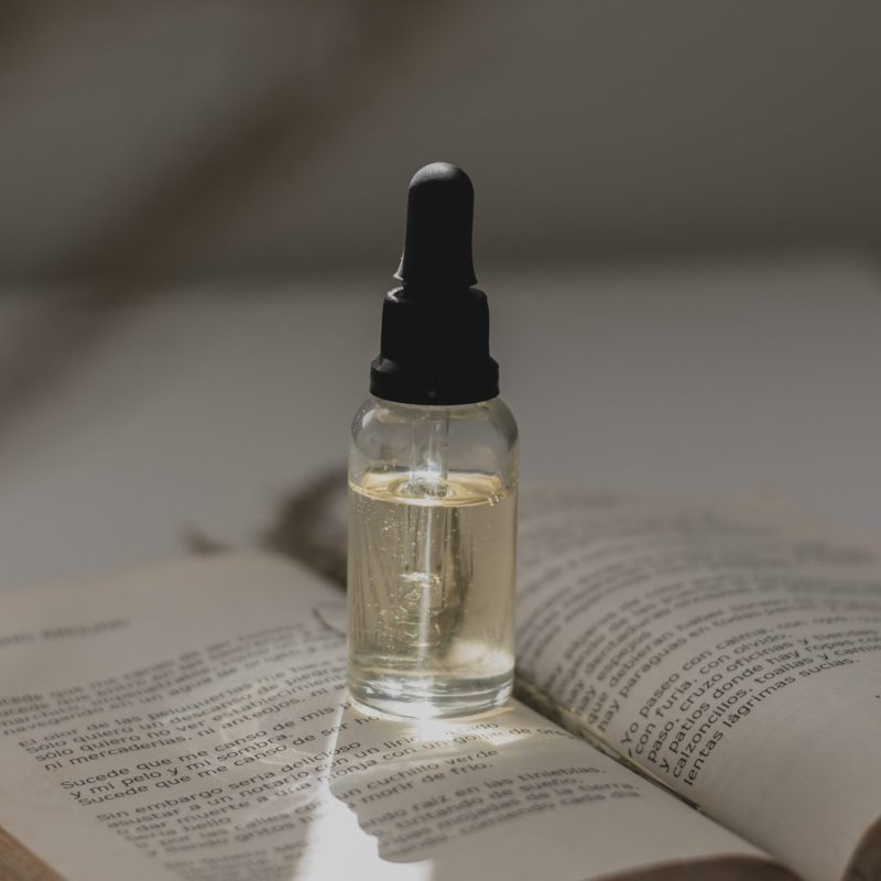 angelica-echeverry-KPI0ApYdzUI-unsplash Nedidelis serumo indelis padėtas ant mokslinės knygos nufotografuotas iš arti
