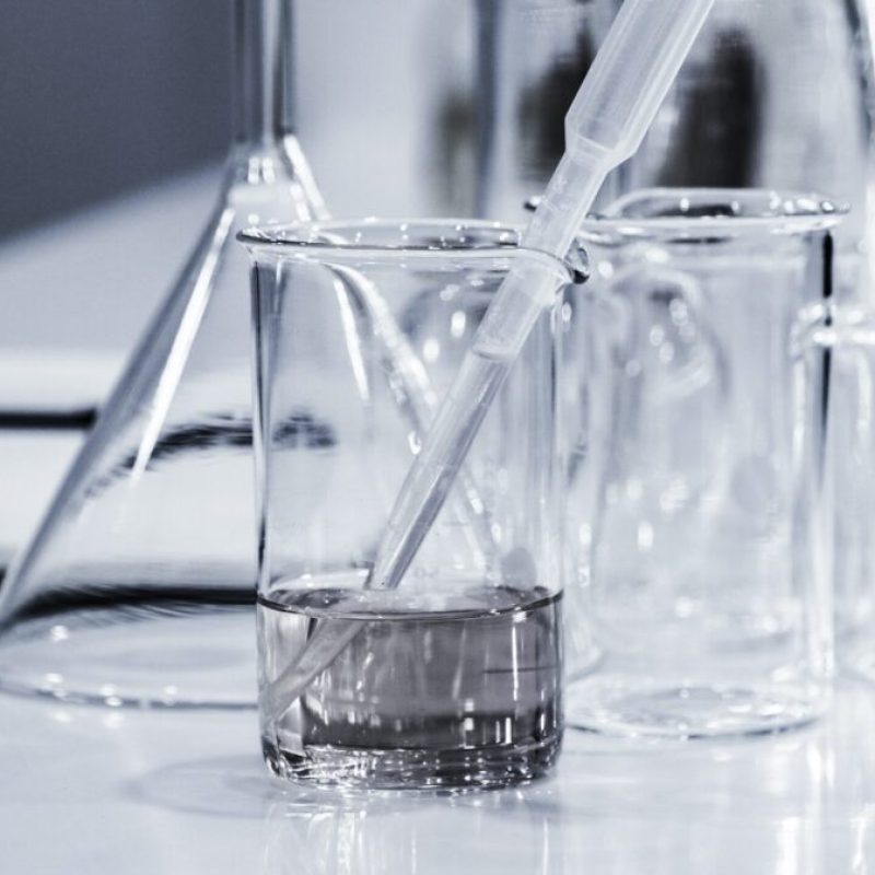 hans-reniers-lQGJCMY5qcM-unsplash Kosmetikos tyrimų laboratorijoje esantys indai