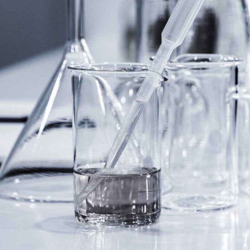 hans-reniers-lQGJCMY5qcM-unsplash Kosmetikos tyrimų laboratorijoje esantys indai